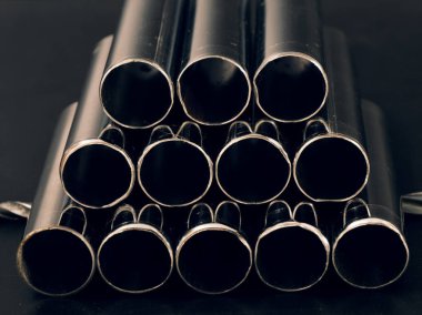 siyah ve beyaz olarak çelik borular