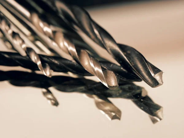 Broca de metal em sortimento em um fundo branco — Fotografia de Stock