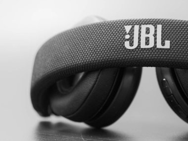 Gomel, Belarus - 12 Şubat 2019: Jbl karanlık bir arka plan 5 kablosuz siyah kulaklık