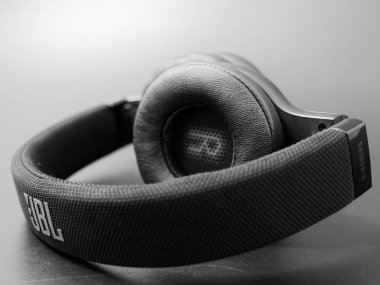 Gomel, Belarus - 12 Şubat 2019: Jbl karanlık bir arka plan 5 kablosuz siyah kulaklık