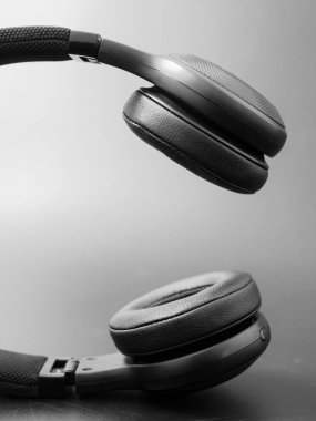 Gomel, Belarus - 12 Şubat 2019: Jbl karanlık bir arka plan 5 kablosuz siyah kulaklık