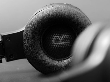 Gomel, Belarus - 12 Şubat 2019: Jbl karanlık bir arka plan 5 kablosuz siyah kulaklık