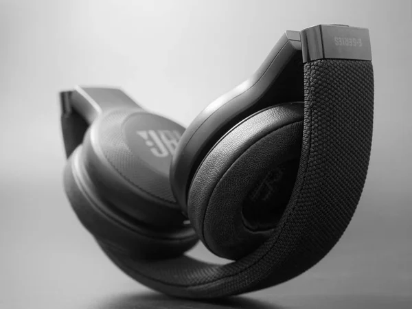 Gomel Belarus Febrero 2019 Auriculares Inalámbricos Jbl Negros Sobre Fondo — Foto de Stock