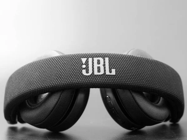 Gomel Belarus Febrero 2019 Auriculares Inalámbricos Jbl Negros Sobre Fondo — Foto de Stock