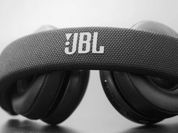 Gomel Belarus Febrero 2019 Auriculares Inalámbricos Jbl Negros Sobre Fondo — Foto de Stock