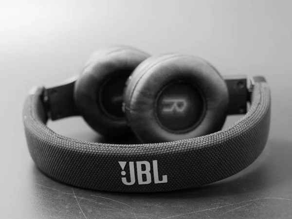 Gomel Belarus Febrero 2019 Auriculares Inalámbricos Jbl Negros Sobre Fondo — Foto de Stock