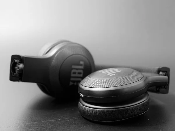 Gomel Belarus Febrero 2019 Auriculares Inalámbricos Jbl Negros Sobre Fondo — Foto de Stock