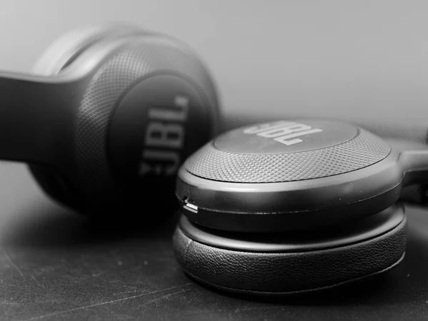 Gomel Belarus Febrero 2019 Auriculares Inalámbricos Jbl Negros Sobre Fondo — Foto de Stock