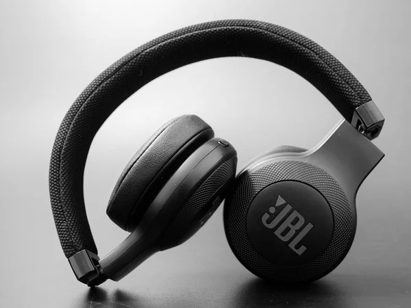 Gomel Belarus Febrero 2019 Auriculares Inalámbricos Jbl Negros Sobre Fondo — Foto de Stock