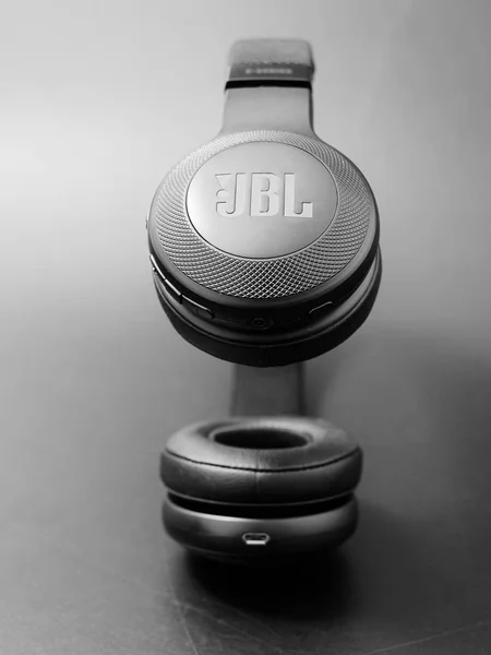 Gomel Belarus Febrero 2019 Auriculares Inalámbricos Jbl Negros Sobre Fondo — Foto de Stock