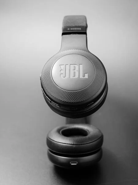 Gomel Belarus Febrero 2019 Auriculares Inalámbricos Jbl Negros Sobre Fondo — Foto de Stock