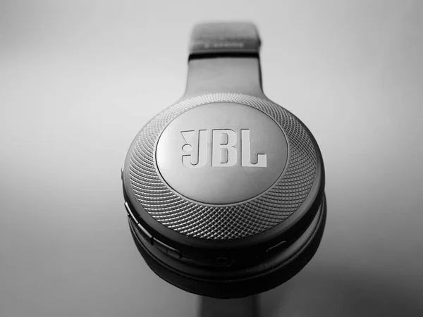 Gomel Belarus Febrero 2019 Auriculares Inalámbricos Jbl Negros Sobre Fondo — Foto de Stock