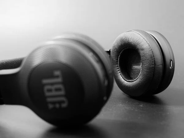 Gomel Belarus Febrero 2019 Auriculares Inalámbricos Jbl Negros Sobre Fondo — Foto de Stock