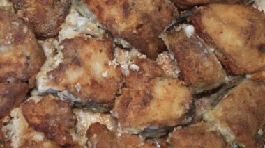 Balık yağı bir tavada kızarmış.