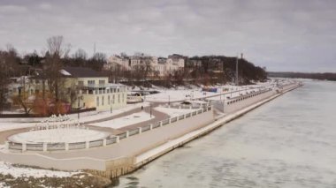 Gomel, Belarus - 13 Şubat 2019: Güzel dolgu kışın Soj Nehri.