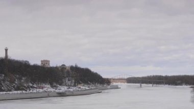 Gomel, Belarus - 13 Şubat 2019: Güzel dolgu kışın Soj Nehri.