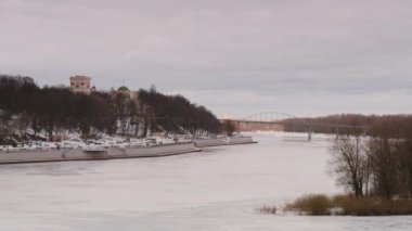 Gomel, Belarus - 13 Şubat 2019: Güzel dolgu kışın Soj Nehri.