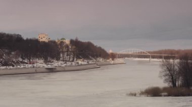 Gomel, Belarus - 13 Şubat 2019: Güzel dolgu kışın Soj Nehri.