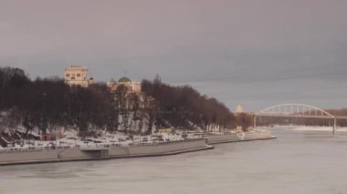 Gomel, Belarus - 13 Şubat 2019: Güzel dolgu kışın Soj Nehri.