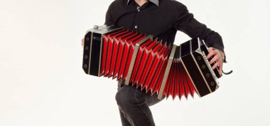 Gomel, Belarus - 14 Şubat 2019: bir bandoneon müzik aleti bir müzisyenin elinde