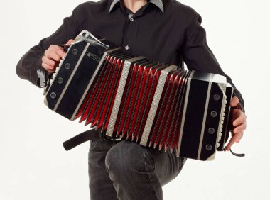 Gomel, Belarus - 14 Şubat 2019: bir bandoneon müzik aleti bir müzisyenin elinde