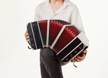 Gomel, Belarus - 14 Şubat 2019: bir bandoneon müzik aleti bir müzisyenin elinde