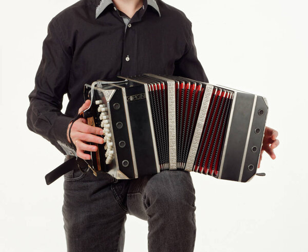 ГОМЕЛЬ, БЕЛАРУС - 14 февраля 2019 года: бандонеонный музыкальный инструмент в руках музыканта
