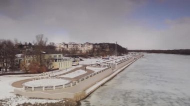 Gomel, Belarus - 13 Şubat 2019: Güzel dolgu kışın Soj Nehri.