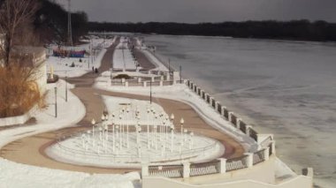Gomel, Belarus - 13 Şubat 2019: Güzel dolgu kışın Soj Nehri.