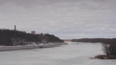 Gomel, Belarus - 13 Şubat 2019: Güzel dolgu kışın Soj Nehri.