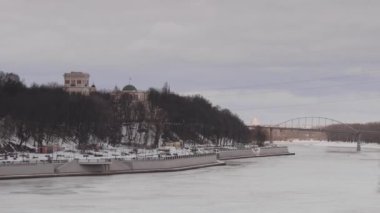 Gomel, Belarus - 13 Şubat 2019: Güzel dolgu kışın Soj Nehri.