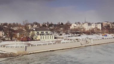 Gomel, Belarus - 13 Şubat 2019: Güzel dolgu kışın Soj Nehri.