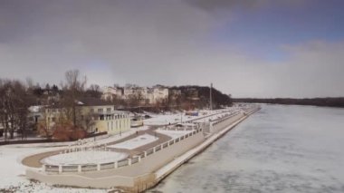 Gomel, Belarus - 13 Şubat 2019: Güzel dolgu kışın Soj Nehri.