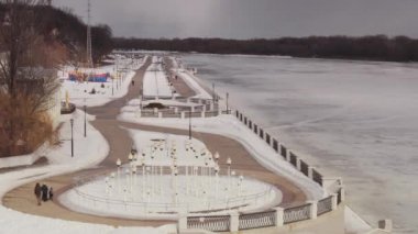 Gomel, Belarus - 13 Şubat 2019: Güzel dolgu kışın Soj Nehri.