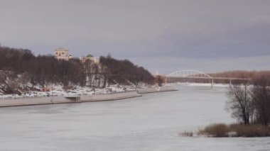 Gomel, Belarus - 13 Şubat 2019: Güzel dolgu kışın Soj Nehri.