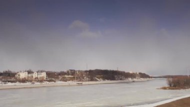 Gomel, Belarus - 13 Şubat 2019: Güzel dolgu kışın Soj Nehri.