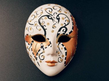Gomel, Belarus - 18 Şubat 2019: Venedik Maske Seramik Minyatür 5