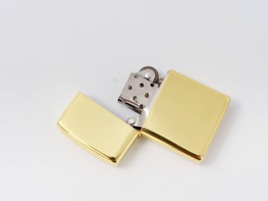 Altın benzin beyaz bir arka planda 5 bir fitil ile hafif