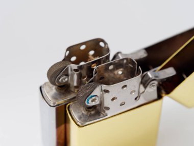 Altın benzin beyaz bir arka planda 5 bir fitil ile hafif