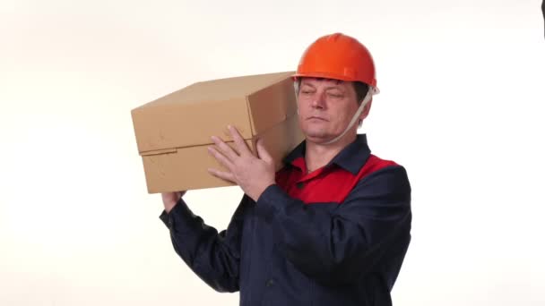 Hombre sostiene en sus manos una gran caja sobre un fondo blanco . — Vídeo de stock
