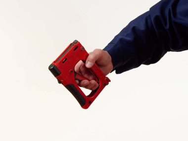 tulum erkekte aracı zımba 5 beyaz arka plan üzerinde tutar.