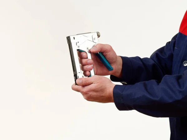 Человек Комбинезоне Держит Инструмент Степлер Белом Фоне — стоковое фото