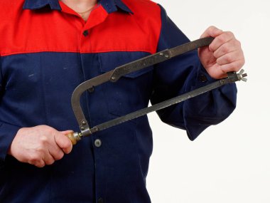 tulum erkekte bir demir testeresi araç beyaz bir arka plan üzerinde 5 tutar.