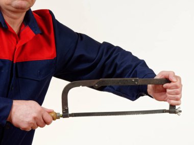 tulum erkekte bir demir testeresi araç beyaz bir arka plan üzerinde 5 tutar.