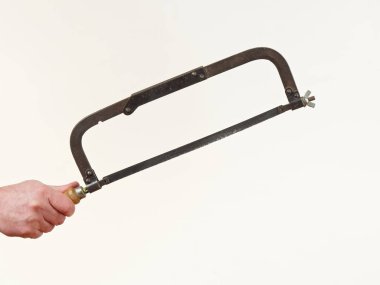 tulum erkekte bir demir testeresi araç beyaz bir arka plan üzerinde 5 tutar.