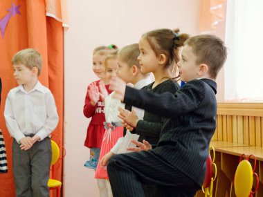 Gomel, Belarus - 22 Şubat 2019: Matine Sovyet ordu günü için özel anaokulunda