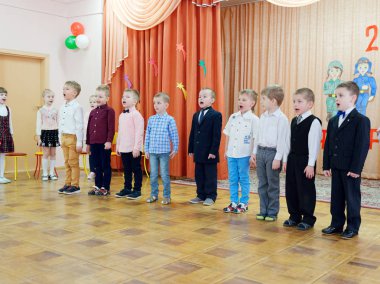 Gomel, Belarus - 22 Şubat 2019: Matine Sovyet ordu günü için özel anaokulunda