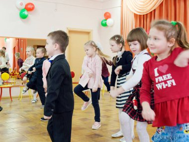 Gomel, Belarus - 22 Şubat 2019: Matine Sovyet ordu günü için özel anaokulunda