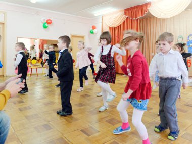 Gomel, Belarus - 22 Şubat 2019: Matine Sovyet ordu günü için özel anaokulunda