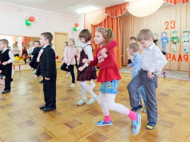 Gomel, Belarus - 22 Şubat 2019: Matine Sovyet ordu günü için özel anaokulunda